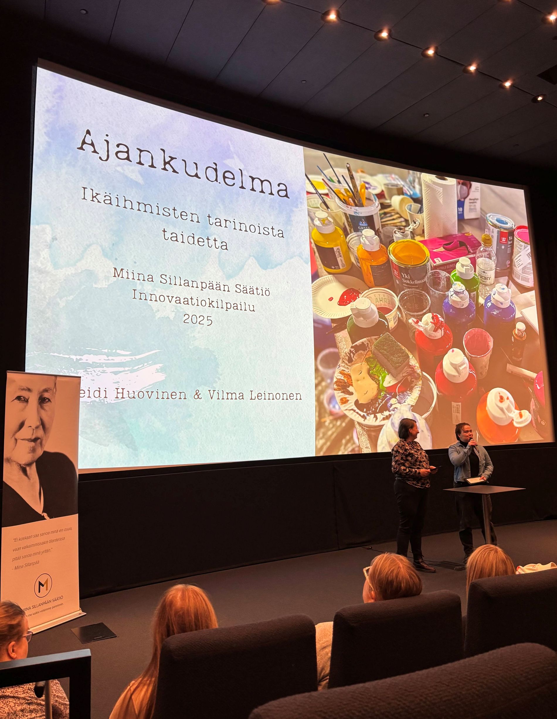 Ajankudelma esittelyssä lavalla.