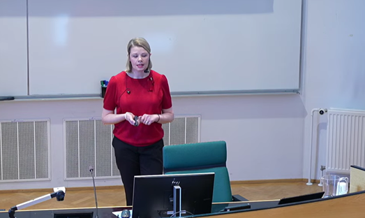 Anu Jansson puhumassa.