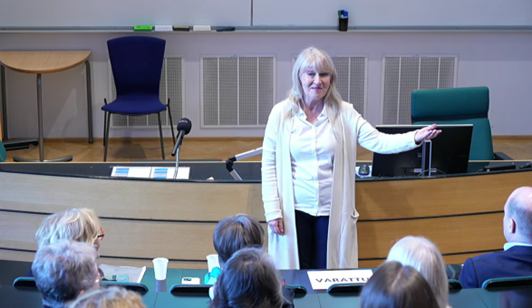 Jaana Saarinen esiintyy.