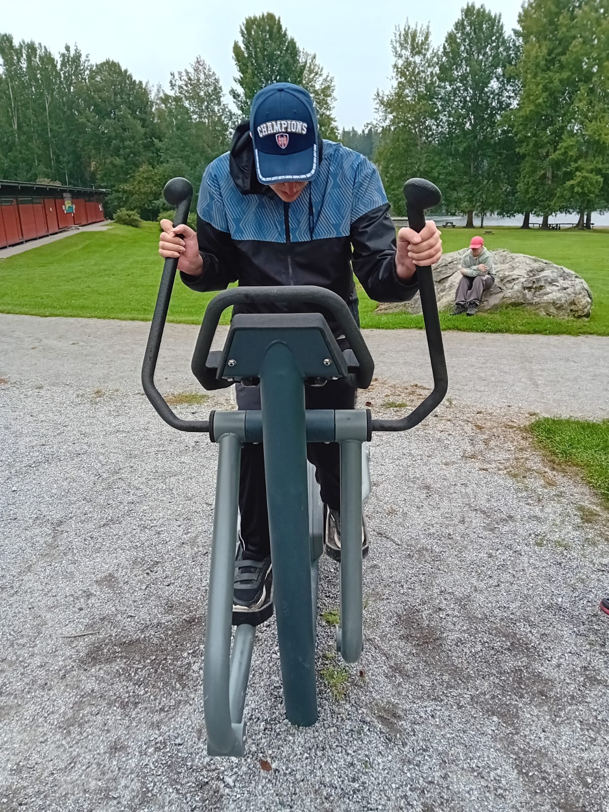 Mies ulkokuntosalilla.