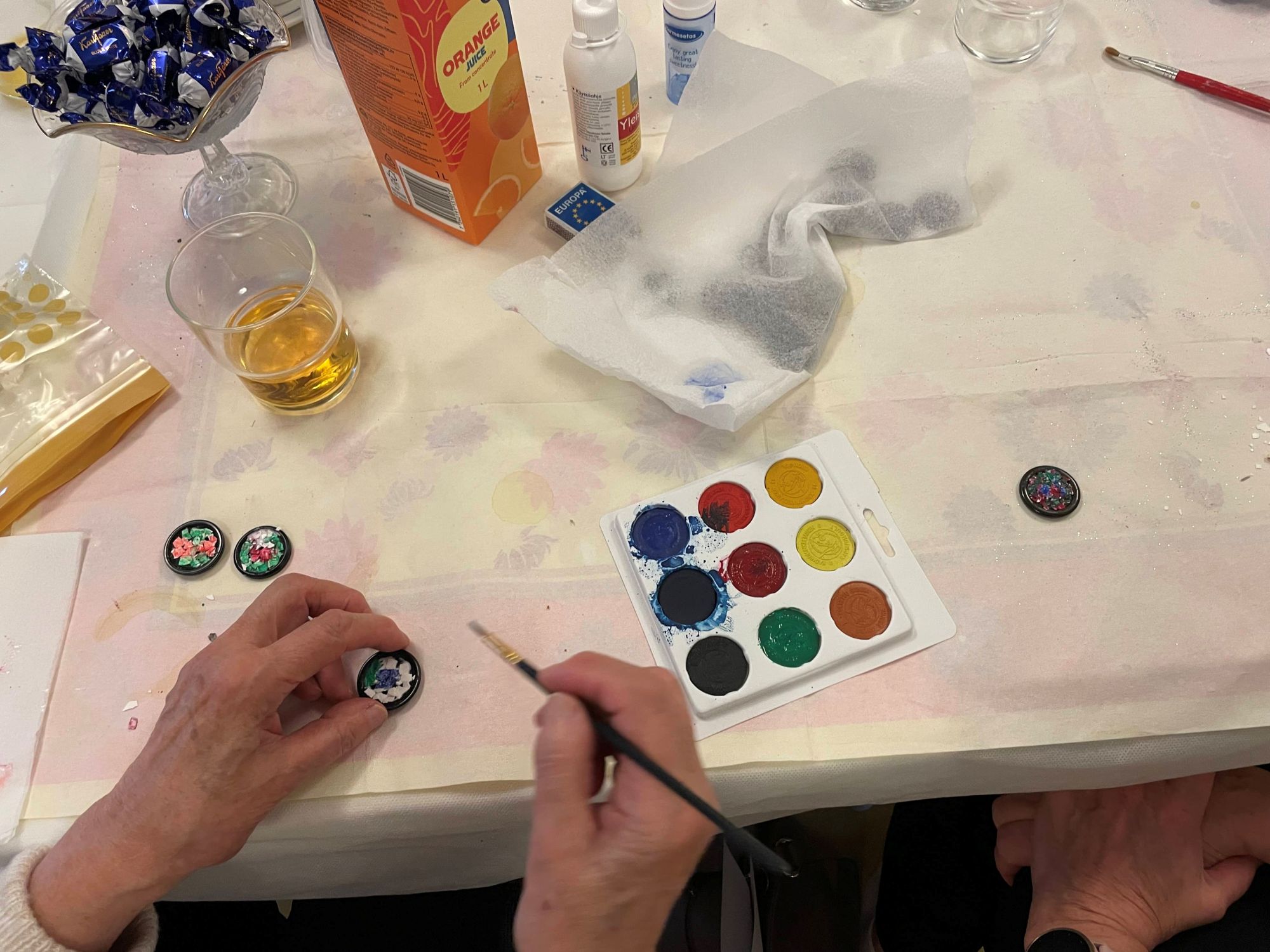 Rintakorun tekoa munankuorimosaiikkitekniikalla.