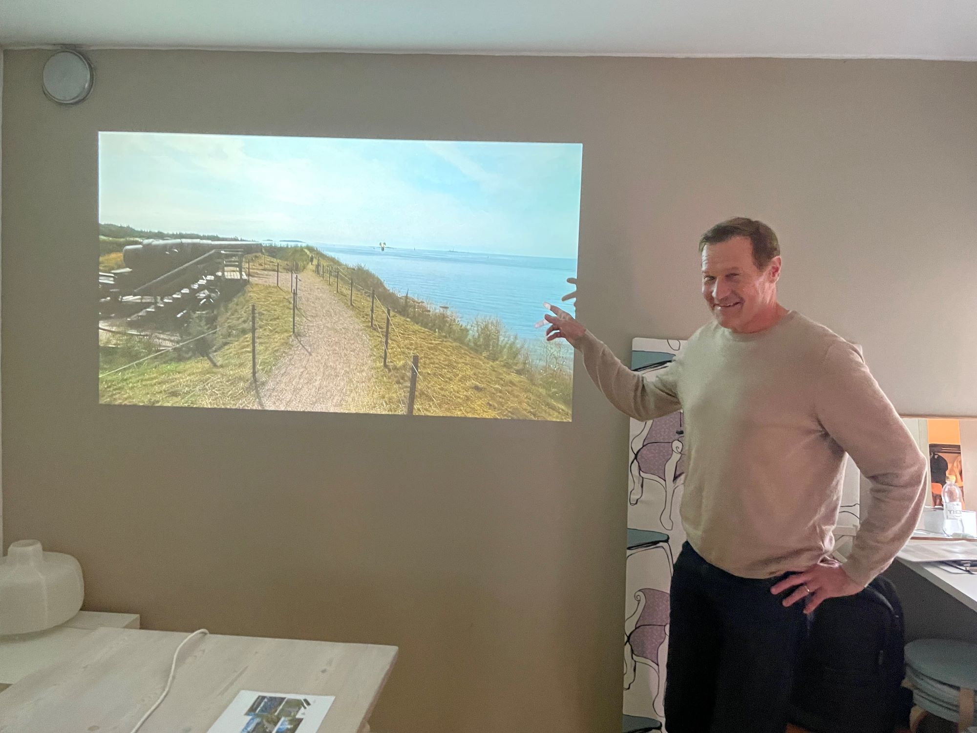 Medeka esittämässä virtuaalisia luontoreittejä.