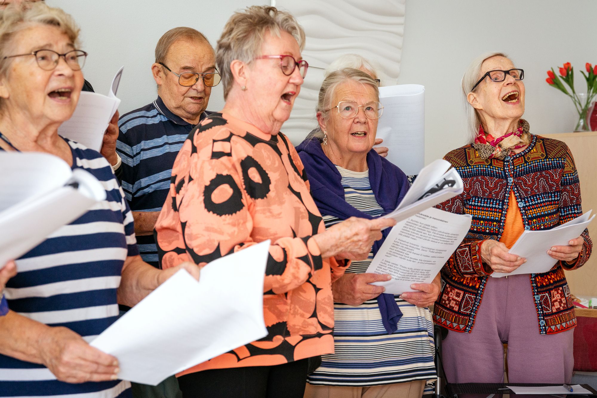 Ikäihmisiä laulamassa.