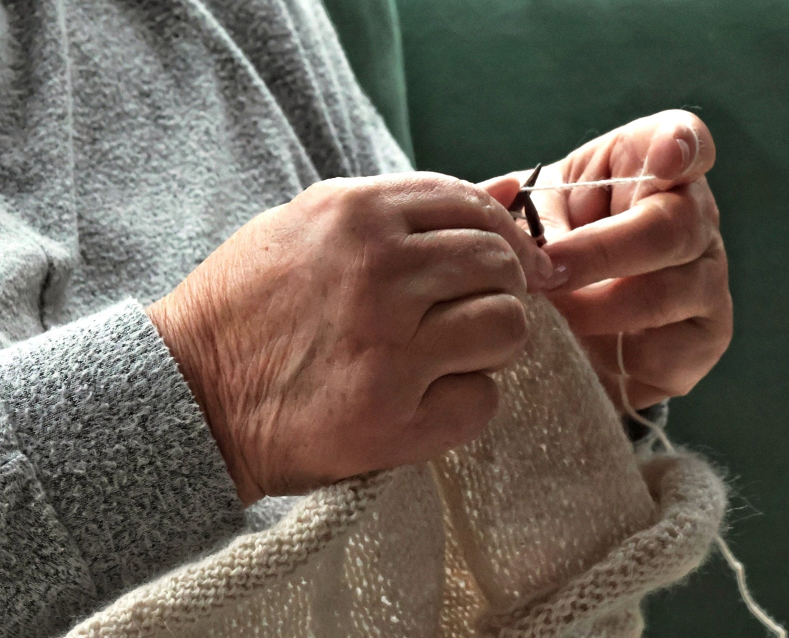 Ikääntynyt neuloo.