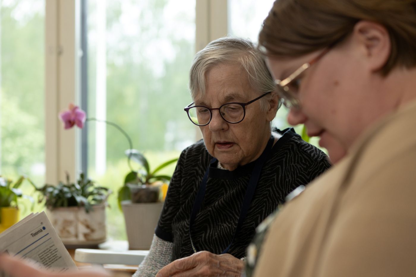 SenioriKamut lukevat lehteä.