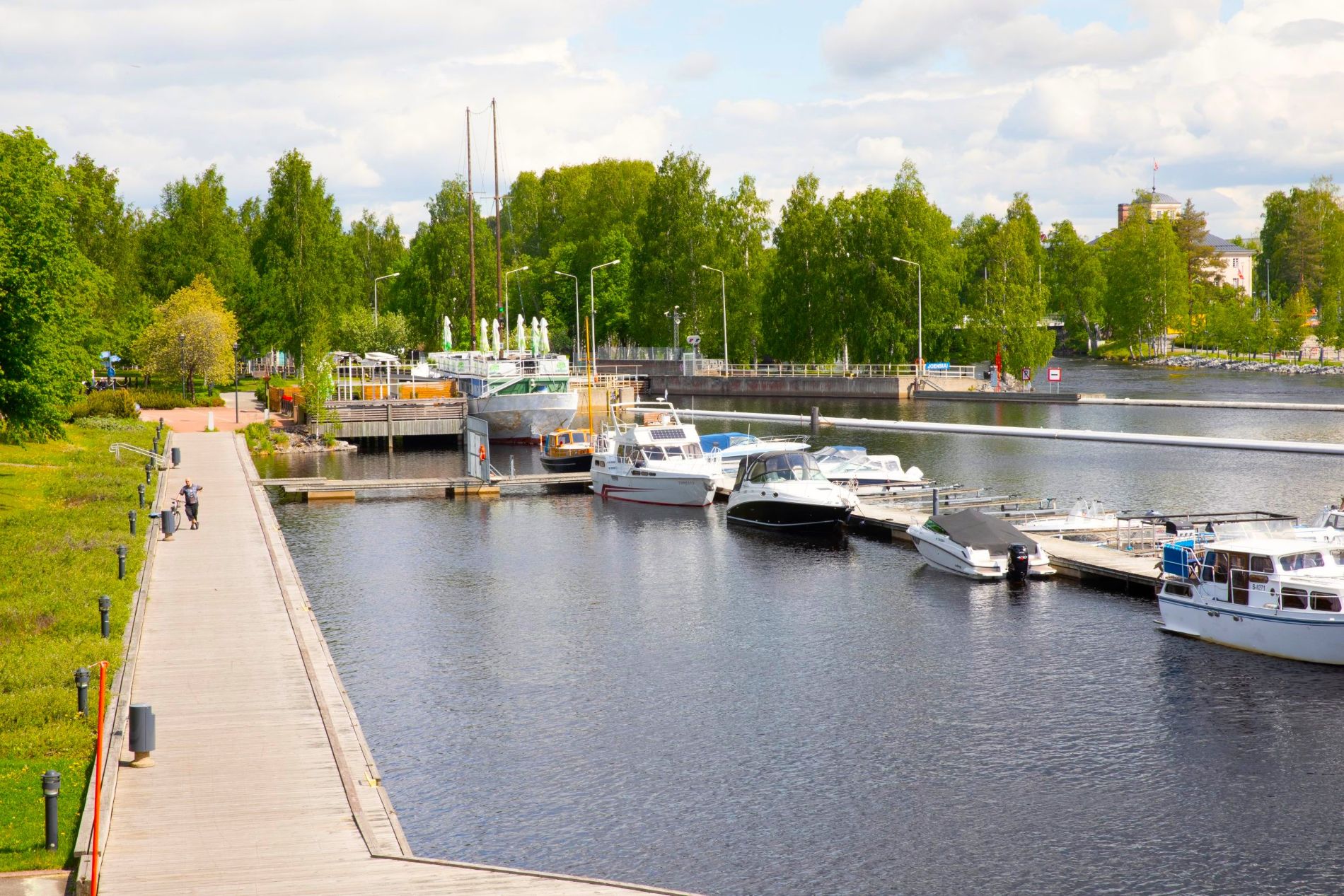 Vehreä satamamaisema.