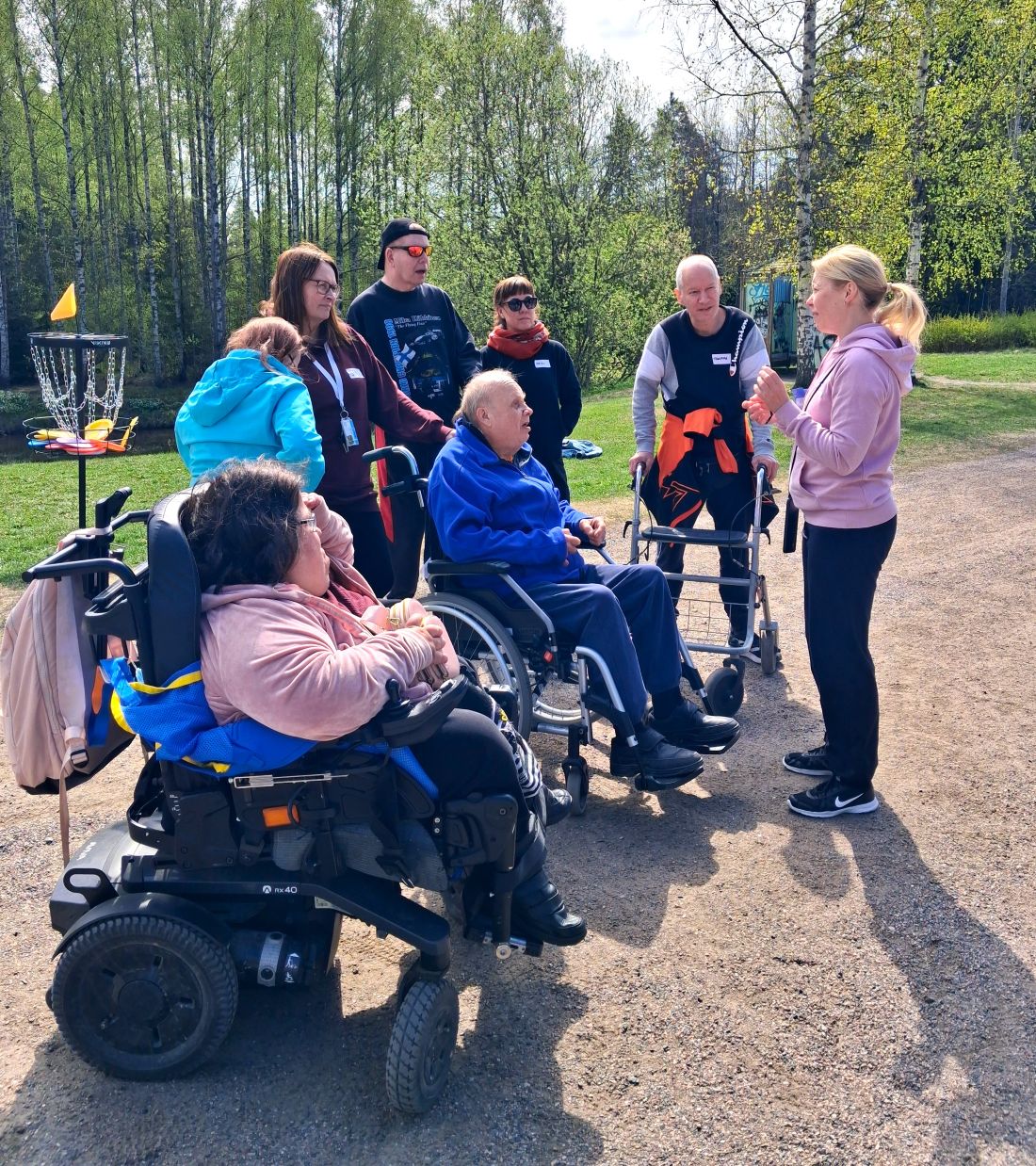 Ikääntymisvalmennusta ulkona.