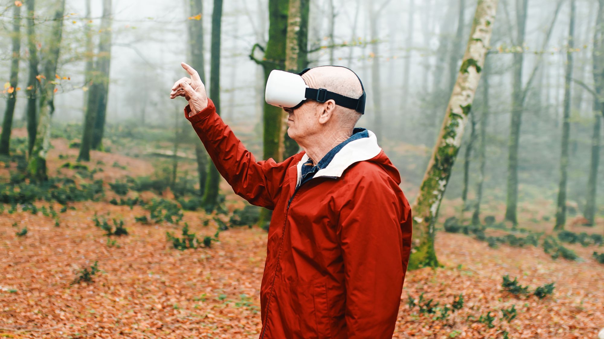 Seniori virtuaalitodellisuudessa luonnossa.