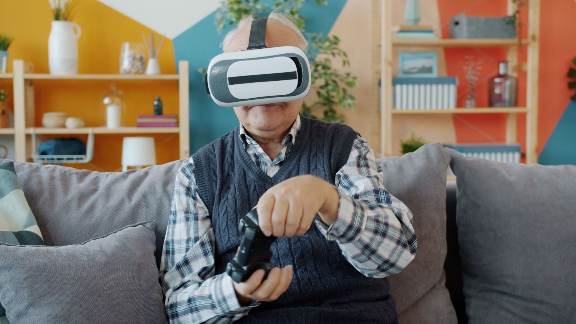 Ikääntynyt pelaa VR-laseilla.