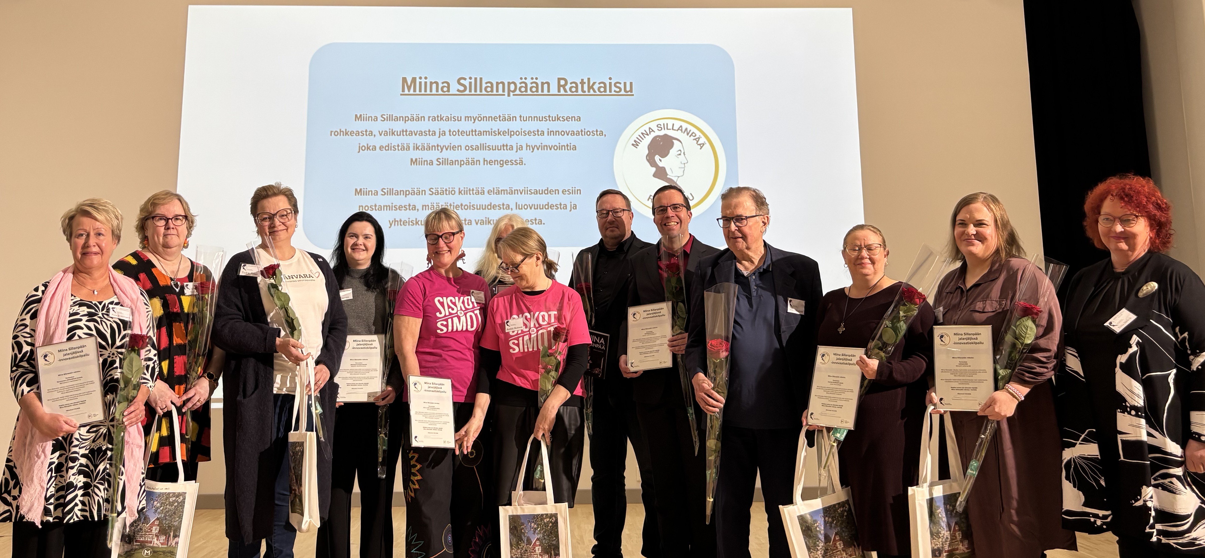 Innovaatiokilpailussa palkittuja ja tuomariston puheenjohtaja Riitta Särkelä.