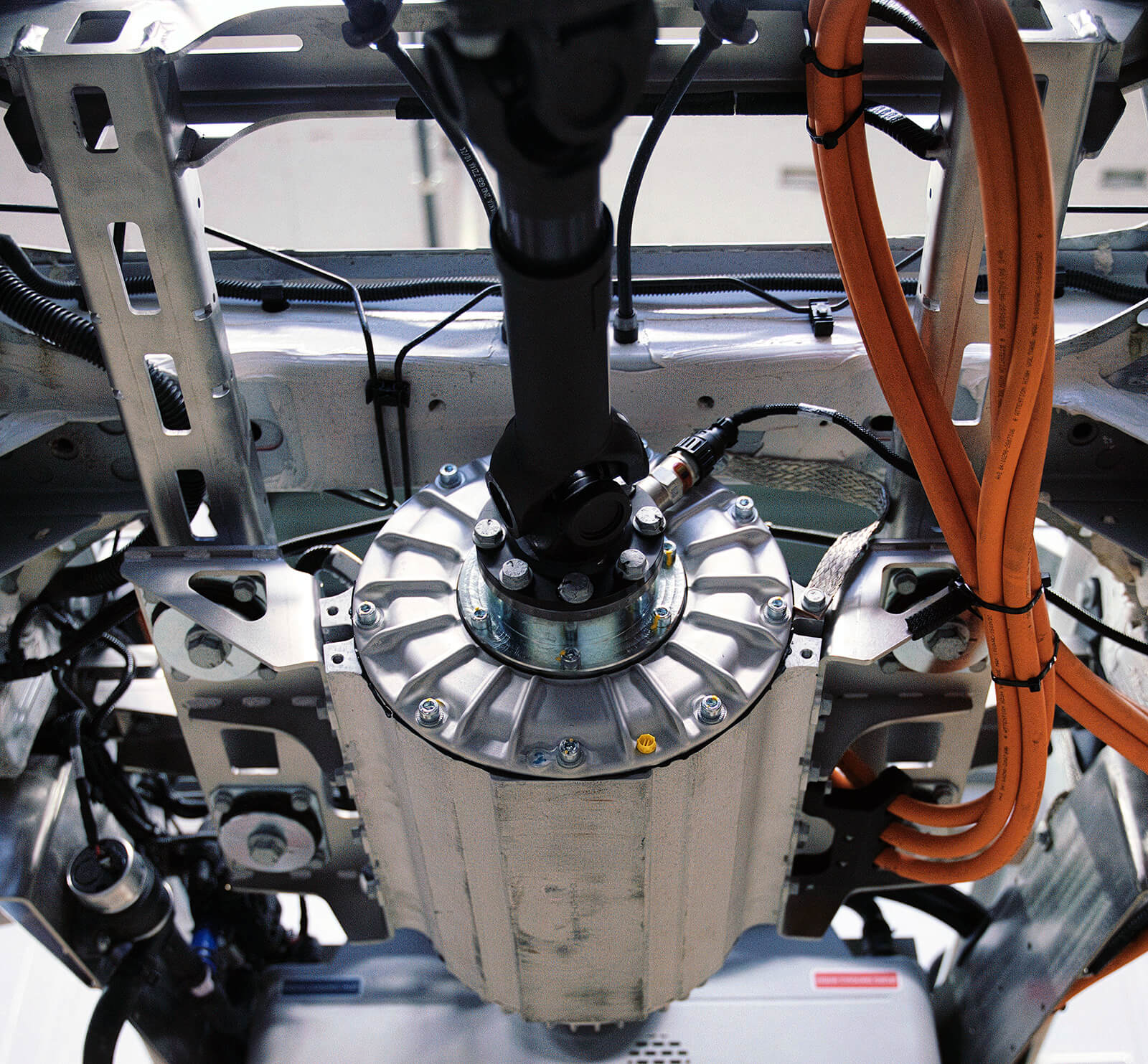 Ansicht unter dem Fahrzeug von dem elektrischer Antrieb eines Flux-Fahrzeuges