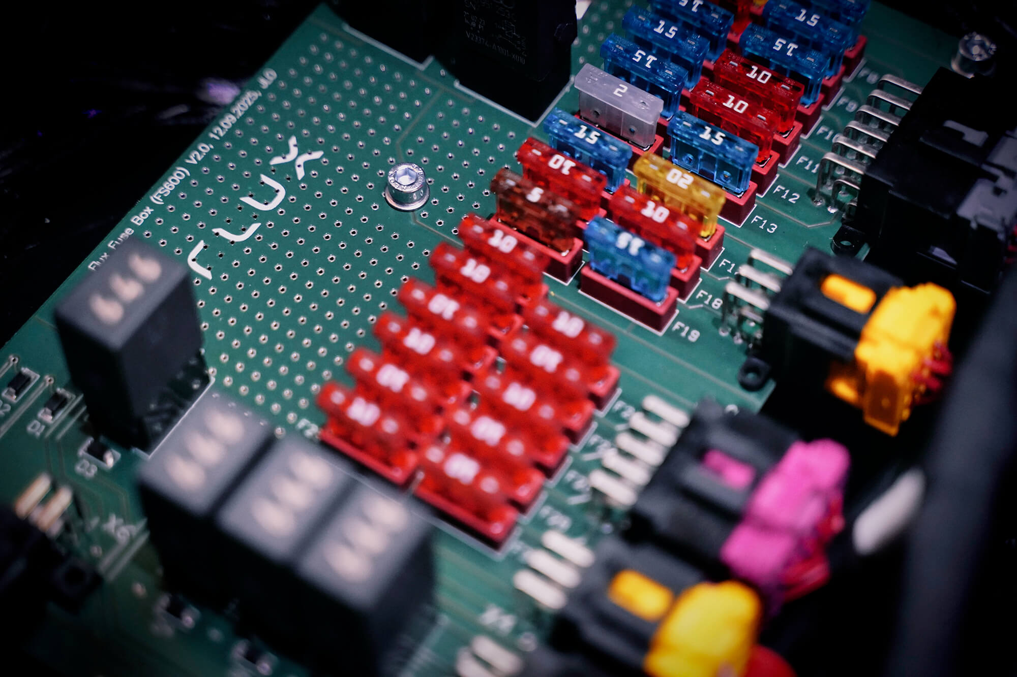 Detailaufnahme von einem Unterspannungswächter für das Bordnetz