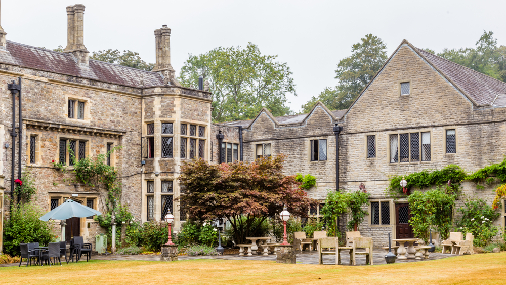 big hotel with lodges and outbuildings that need internet connectivity