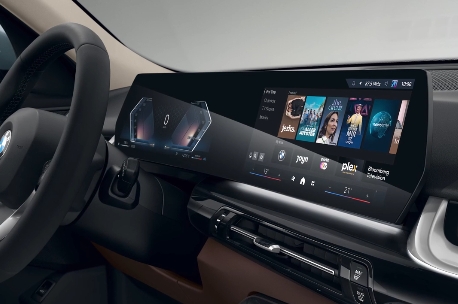Armaturenbrett eines Autos mit digitalem Kombiinstrument und großem Touchscreen-Infotainmentsystem.