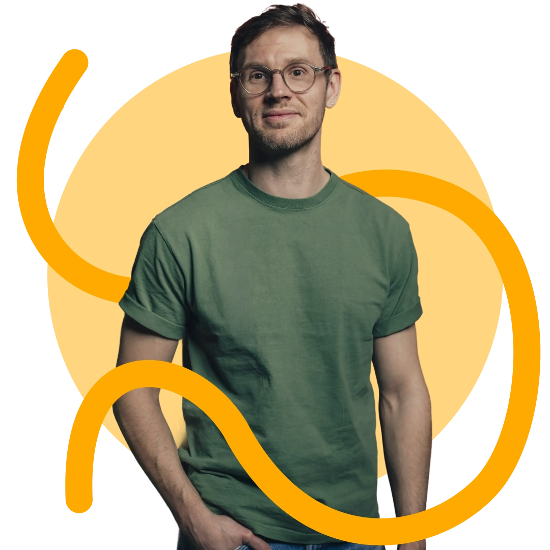 Junger Mann mit Brille und kurzem Haar, lächelnd in einem schwarzen Pullover vor einem gelben Hintergrund mit orangefarbenen geschwungenen Linien.