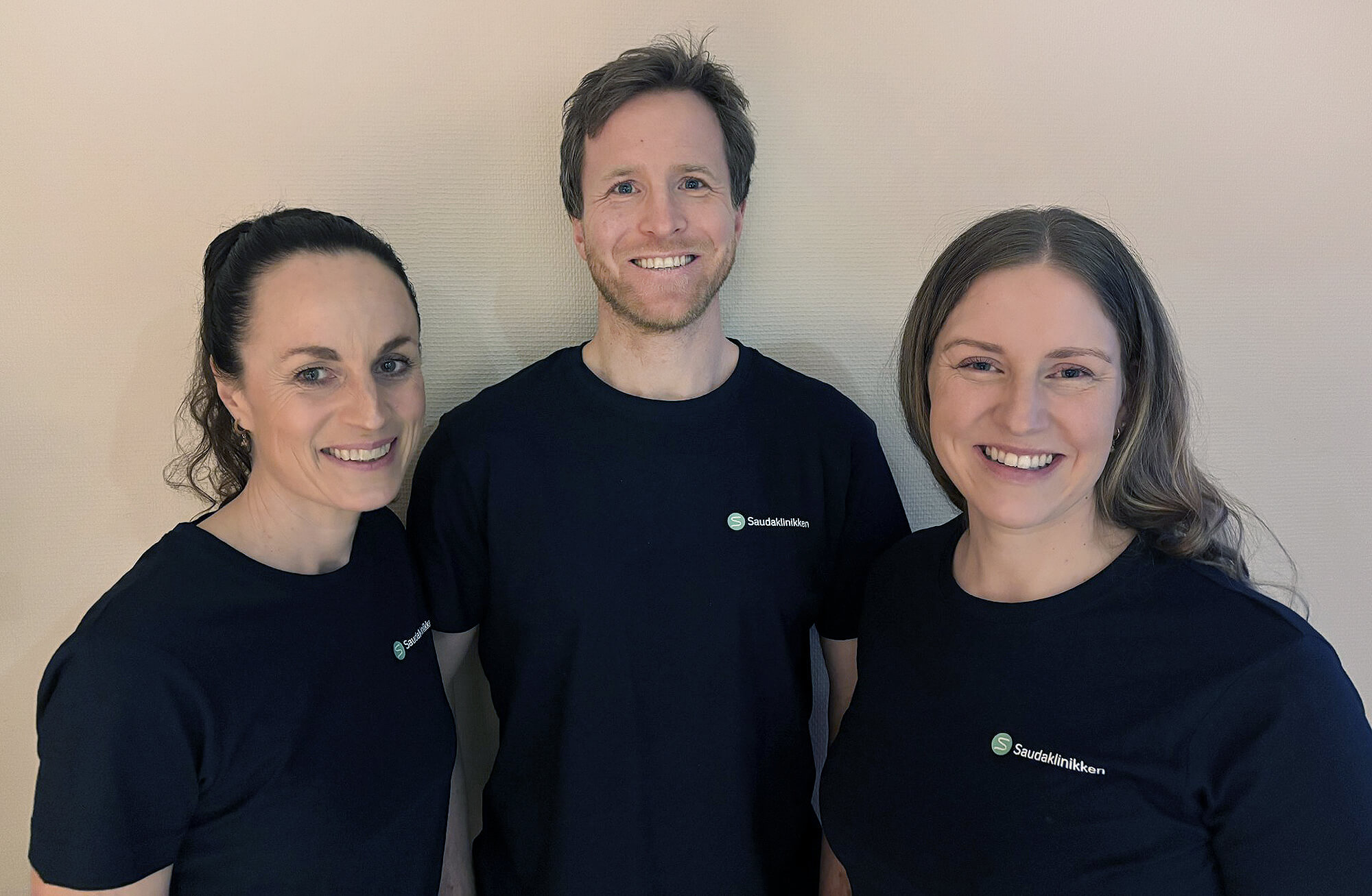 Aud Elisabeth Stuhr, Helge Svandal, Line Hesby Nessa i Saudaklinikken.
