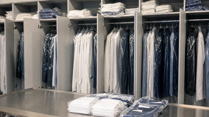 Alquiler ropa laboral: cuándo compensa frente a la compra para un negocio