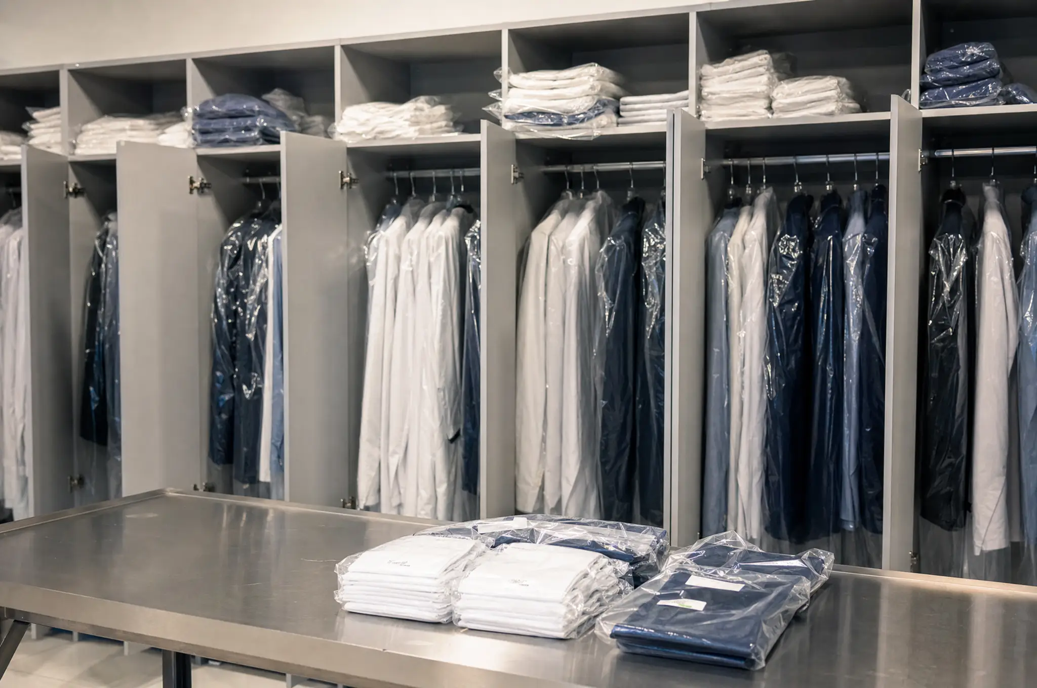 Alquiler ropa laboral: cuándo compensa frente a la compra para un negocio