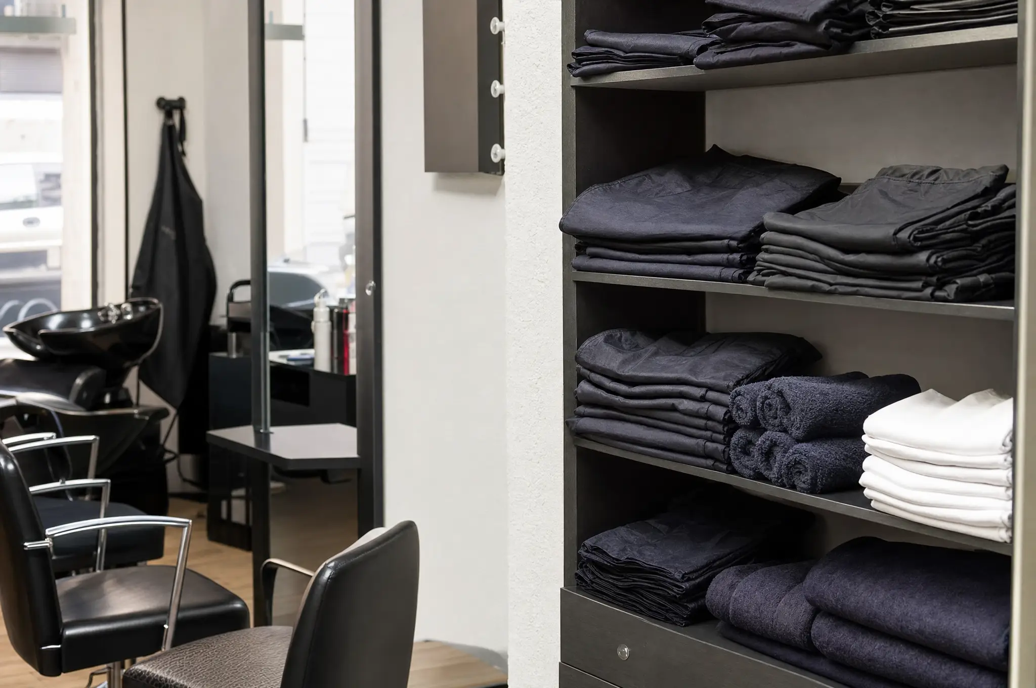 Renting de uniformes para peluquerías en Madrid: cuándo compensa frente a la compra