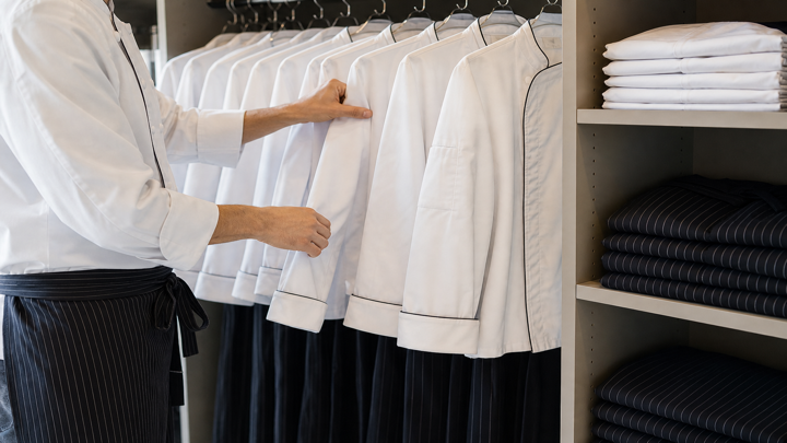 Uniformes de cocina: renting o compra en Alcala de Henares, como valorar flexibilidad, reposicion y stock de seguridad