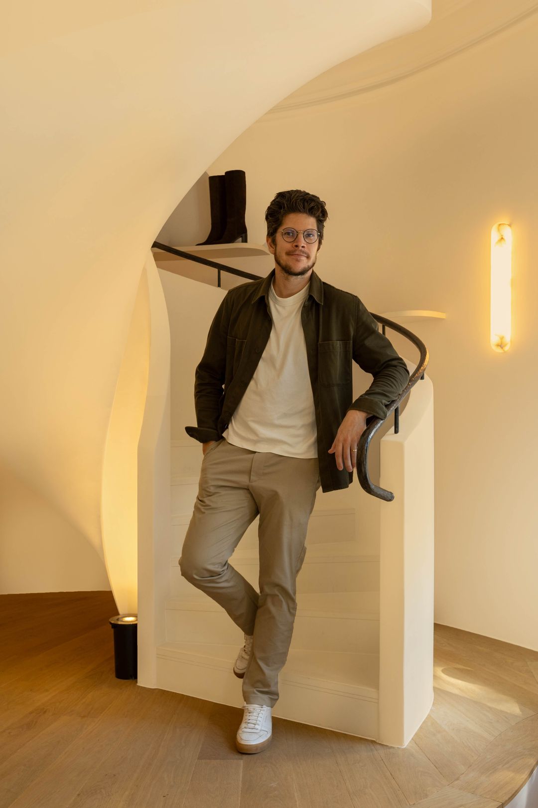 Jonathan Bourhis dans l’escalier de Maison Espaces