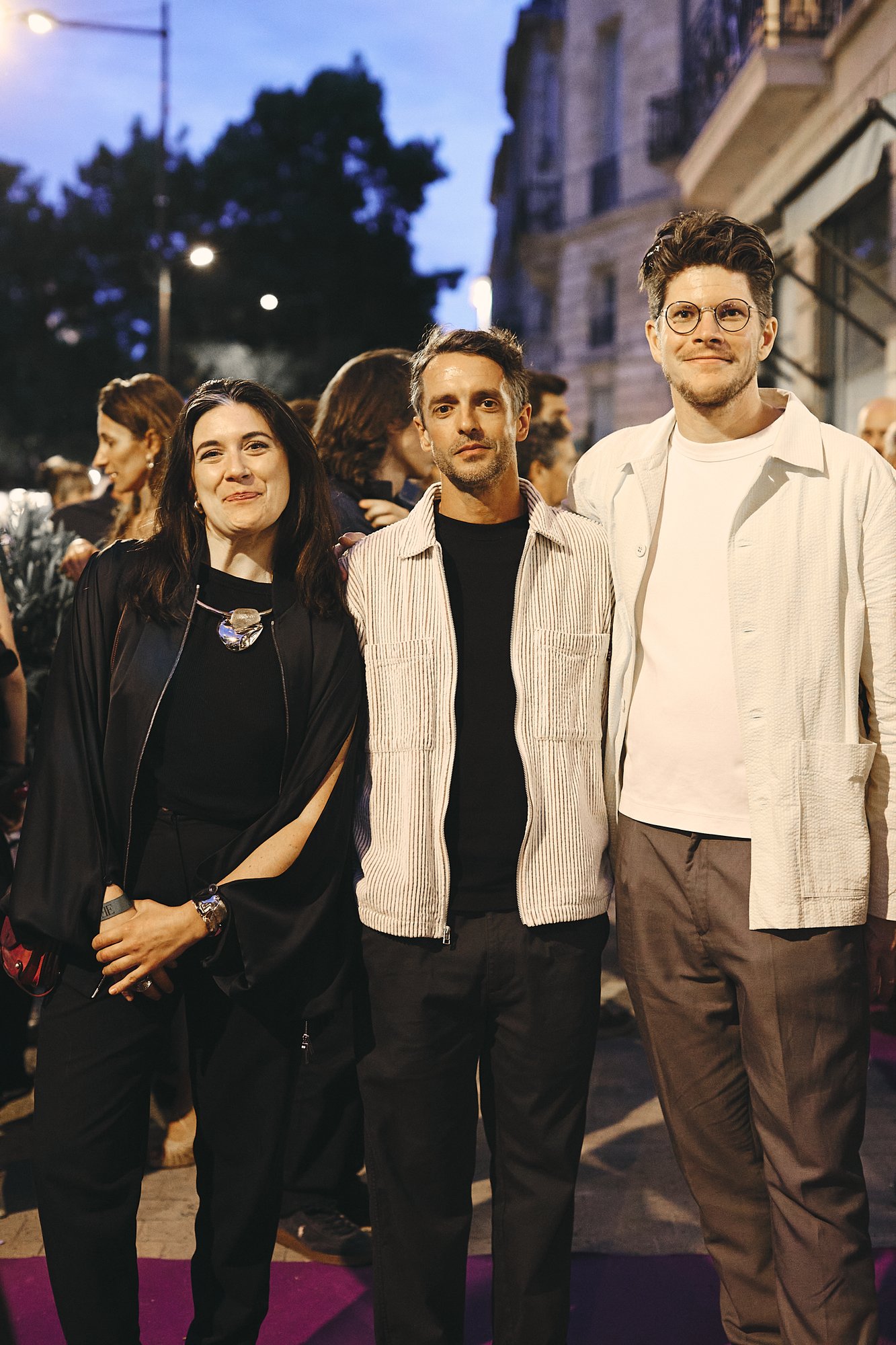 Invités réunis devant Maison Espaces le soir de l’inauguration, juin 2026