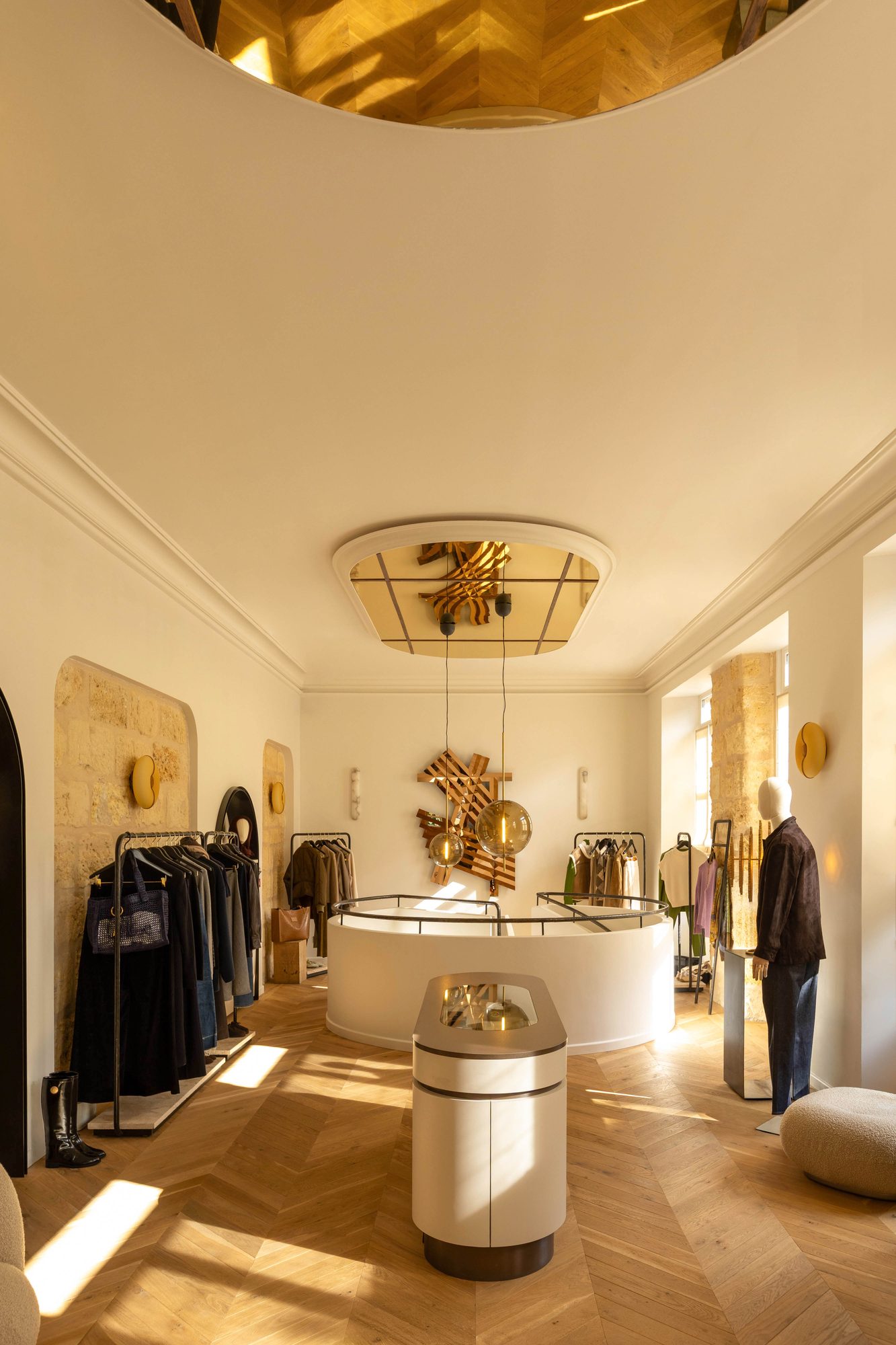 Espace de vente central sous plafond miroir et œuvre murale, Maison Espaces à Bordeaux, Studio Nativ
