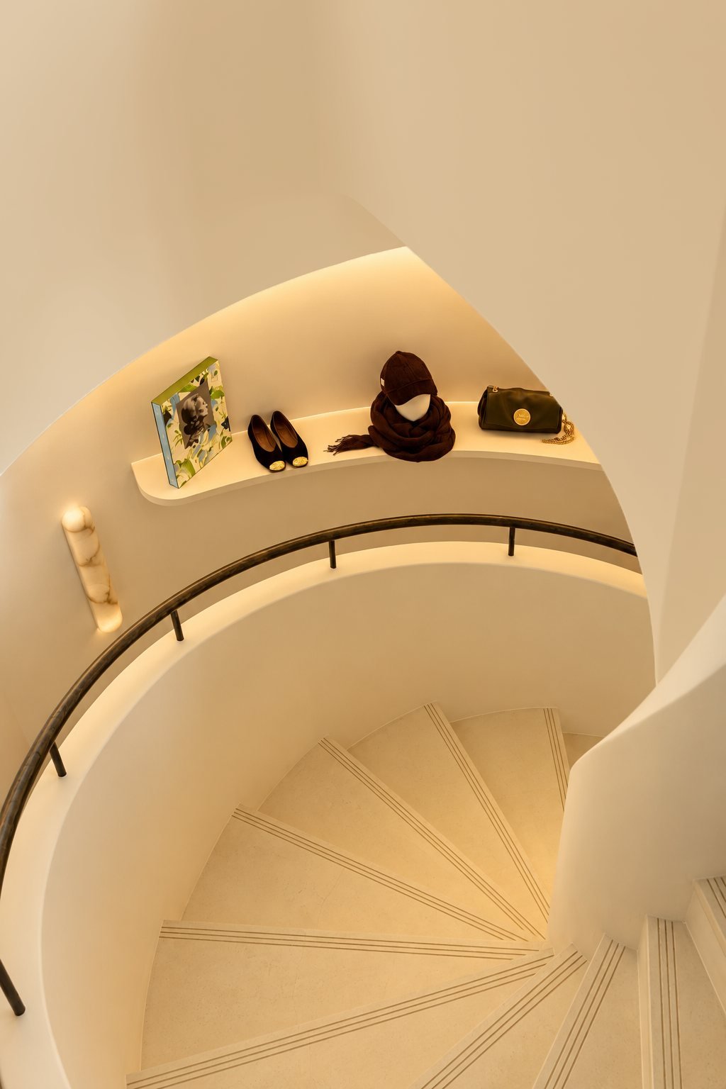 Vue plongeante sur l'escalier hélicoïdal et sa niche d'exposition, Maison Espaces