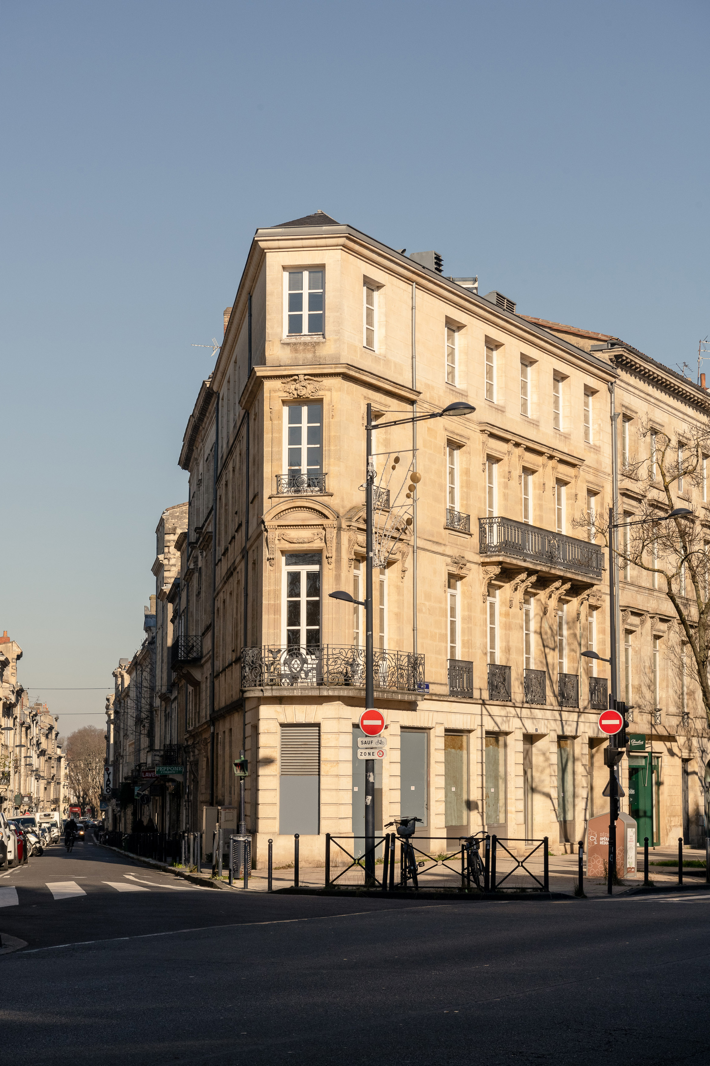Façade de Maison Espaces, ancienne banque réhabilitée au 27 cours Georges Clémenceau à Bordeaux par Studio Nativ