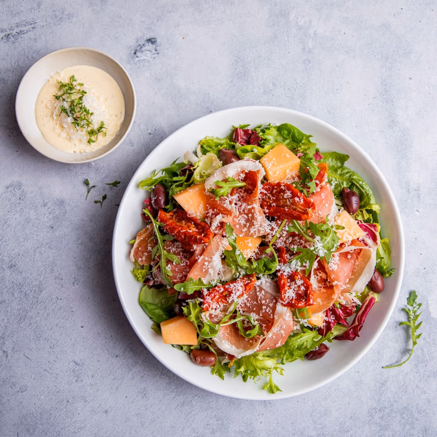 Salat med parmaskinke