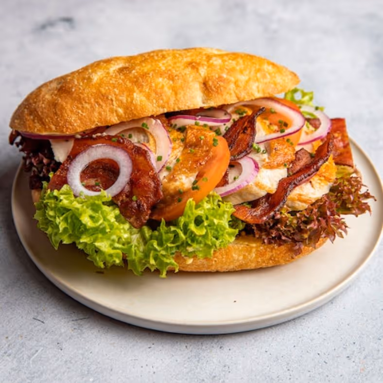 Focaccia m/ kylling, bacon og tomat