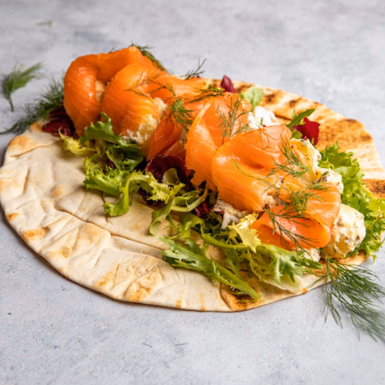 Wraps m/ røkelaks, potetsalat og dill