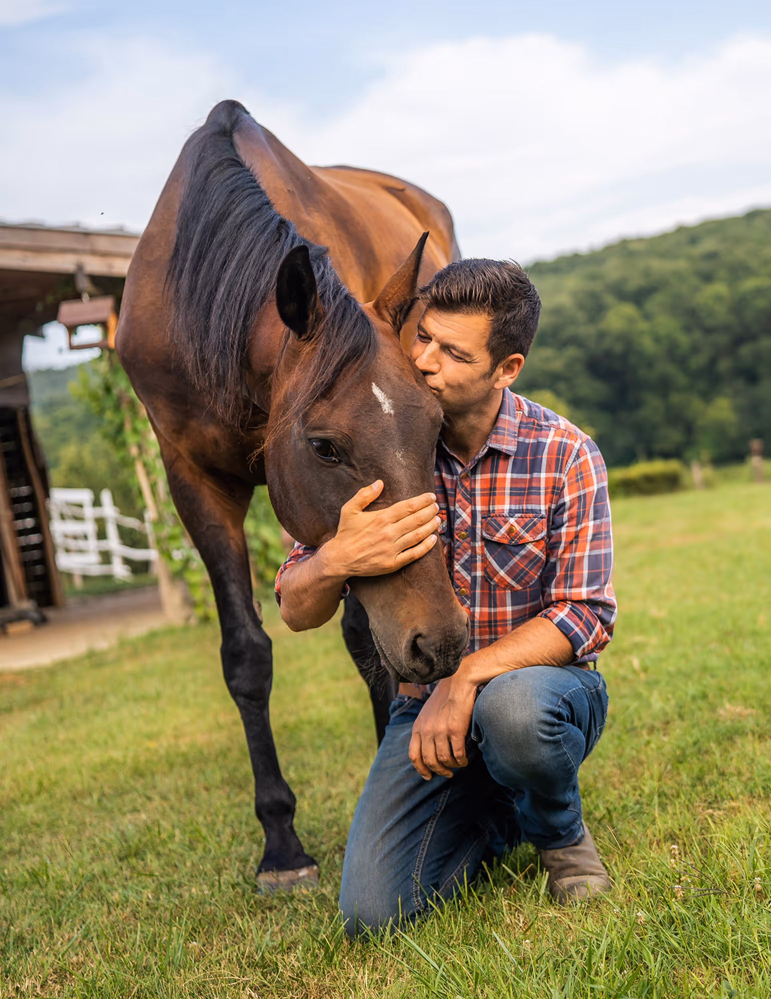 Csillag Sándor, a lovas coach, egy barna lóval kommunikál egy önismereti gyakorlat során Szálkán.