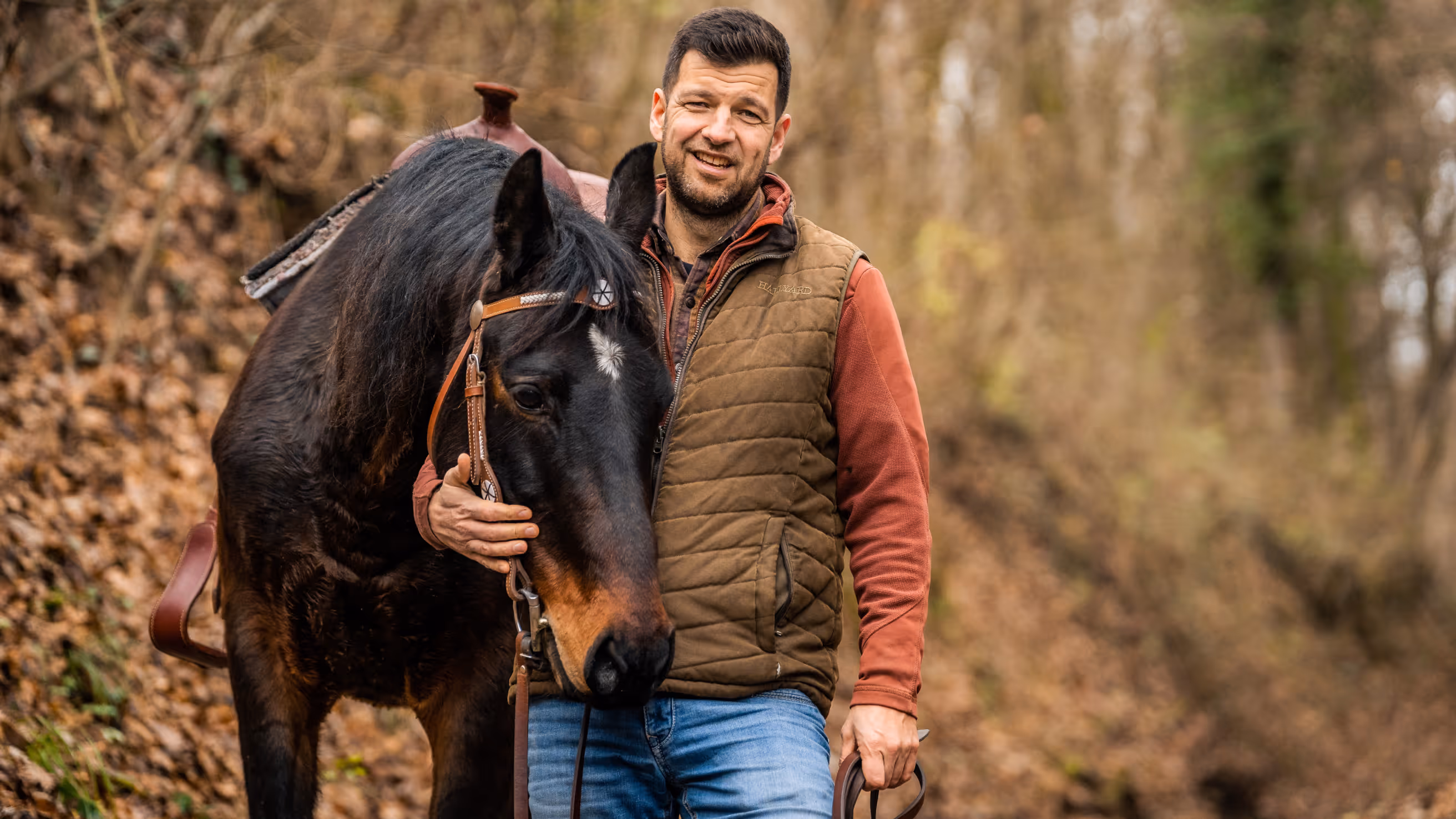 Vezetői képzés a gyakorlatban: egy férfi a földről irányít egy lovat, fejlesztve a non-verbális kommunikációt.