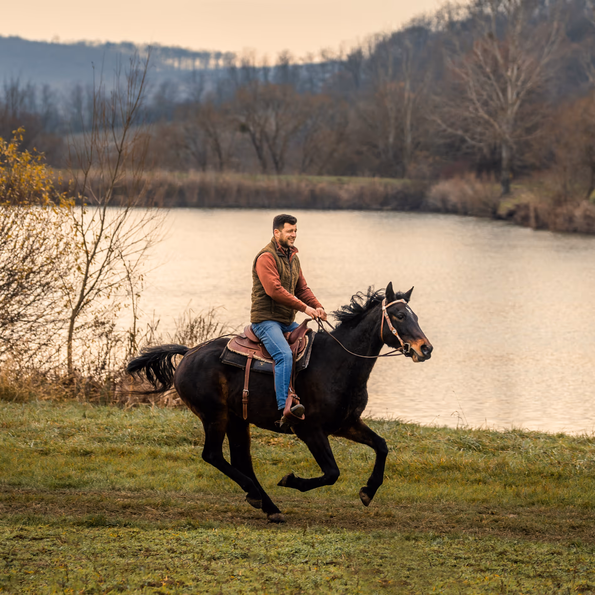 Önismereti utazás lóval: a lovasember és lova a naplementében, a belső béke megtalálása.