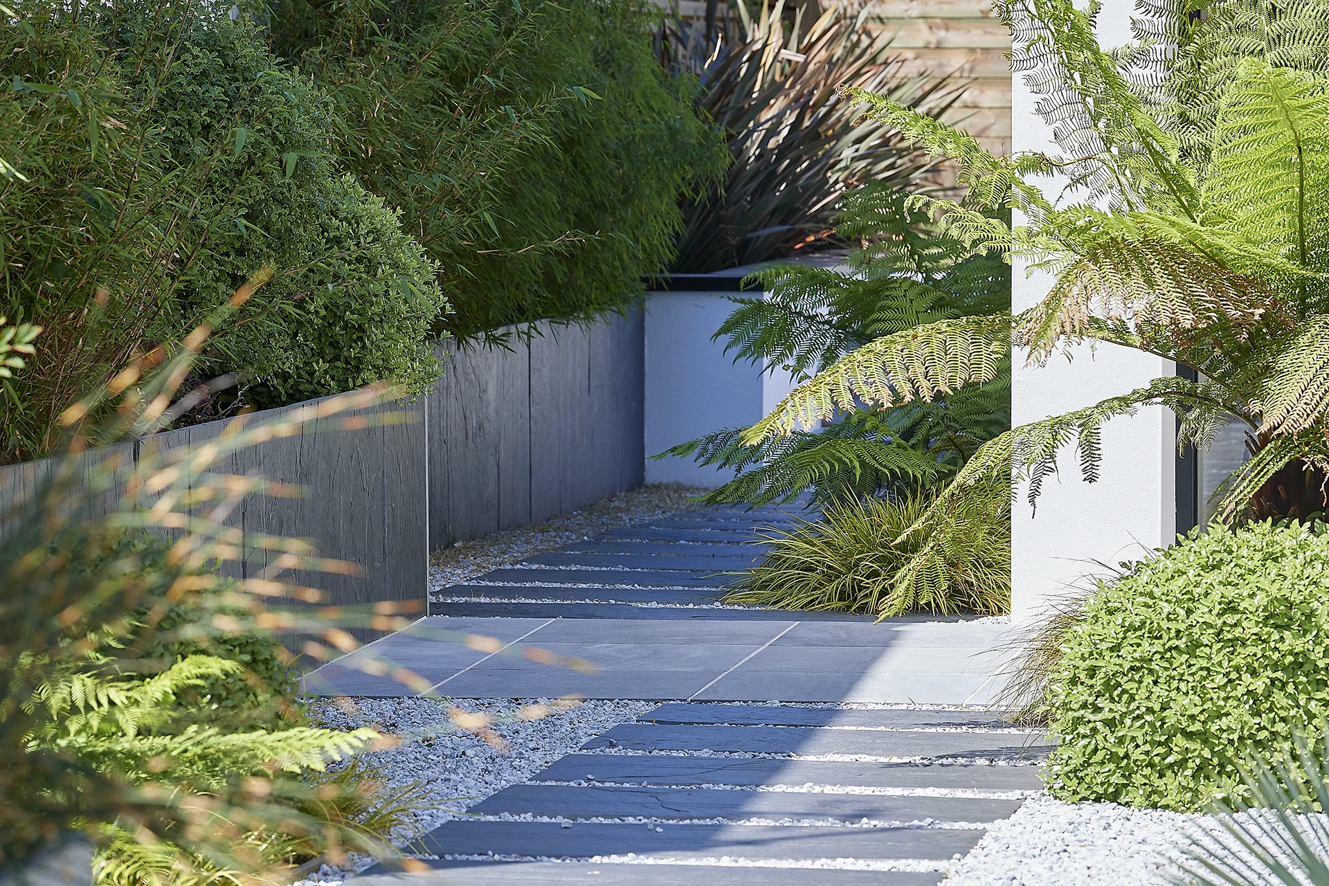 chemin en dallaes d'ardoises vers la porte d'entrée de la maison à ploemeur