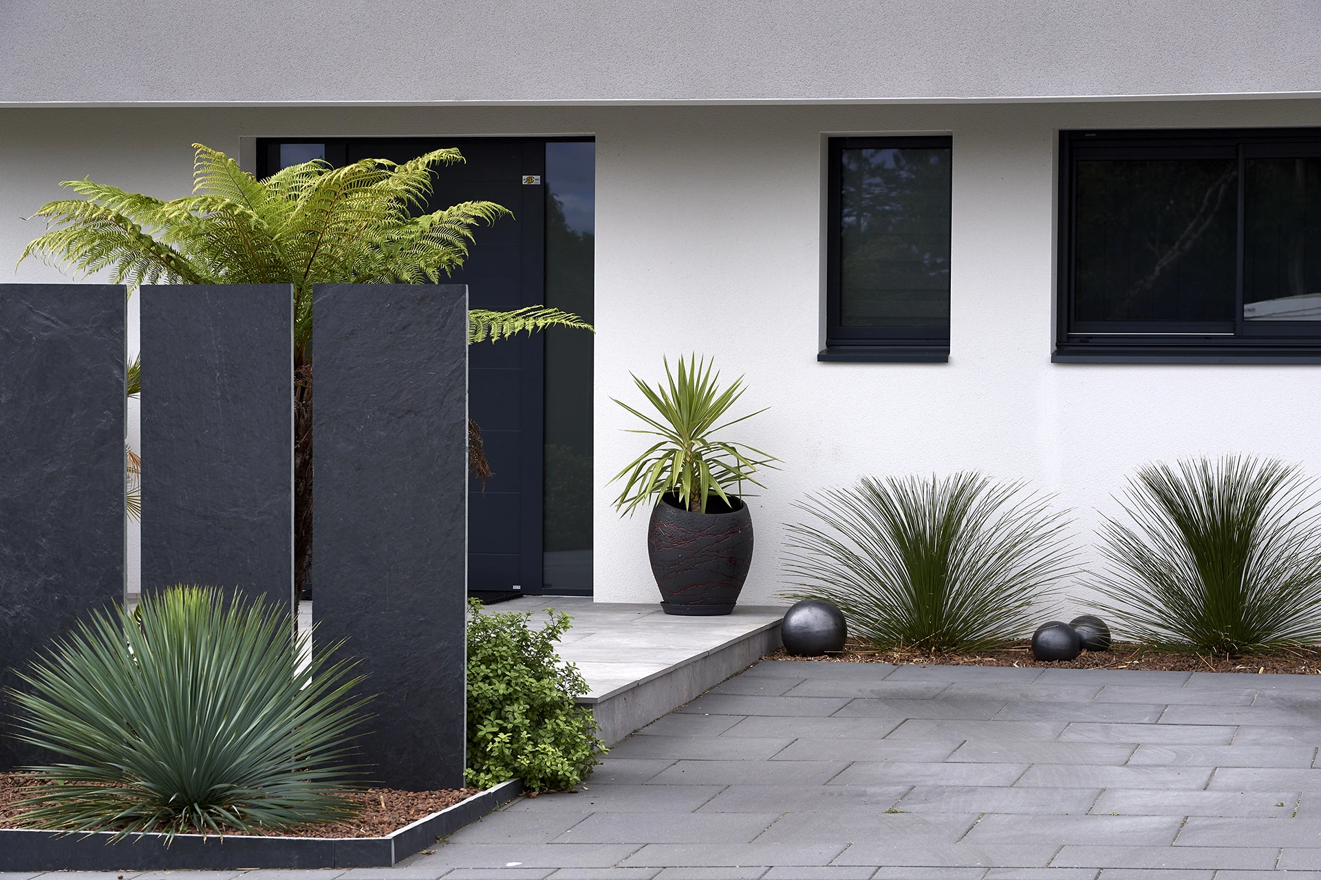 Cour ouverte et marche dans un jardin contemporain à Larmor-Plage réalisé par henri mignon Paysagiste dans la région lorientaise