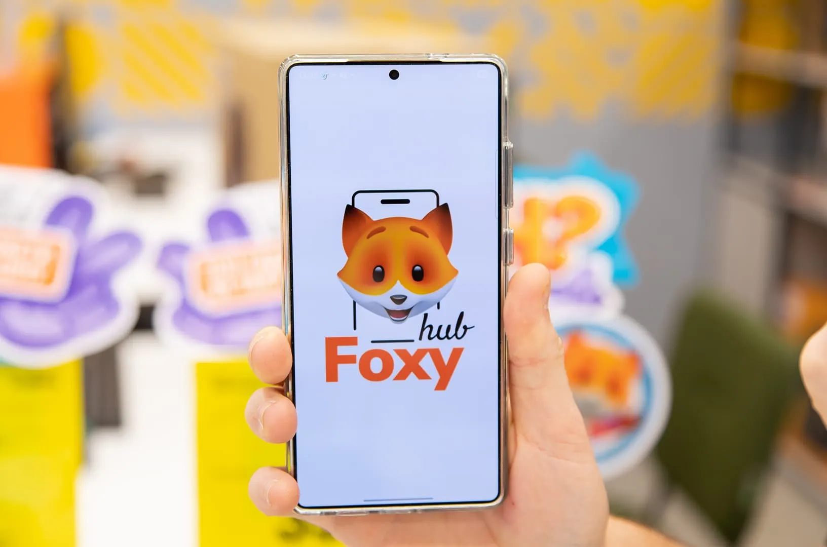 Смартфон із відкритим додатком Foxy hub від Foxtrot