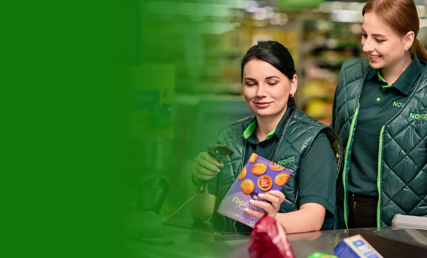 Покупець у супермаркеті NOVUS проводить аудит харчування, сканує товар за допомогою смартфона