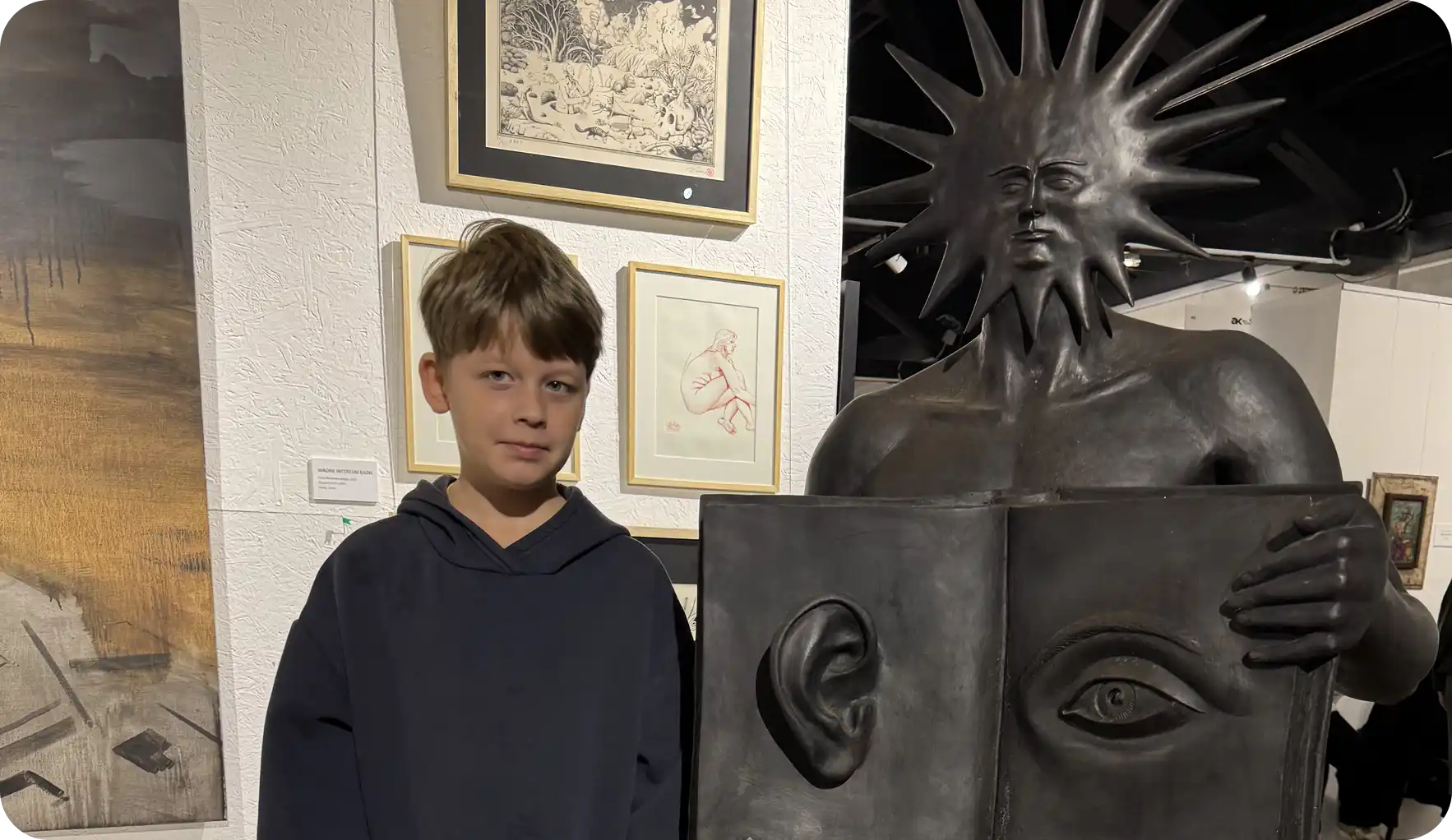 Освіта і культурні події для дітей під час війни в Україні Школяр Марк Соломаха під час екскурсії в музеї – розвиток дітей в умовах війни