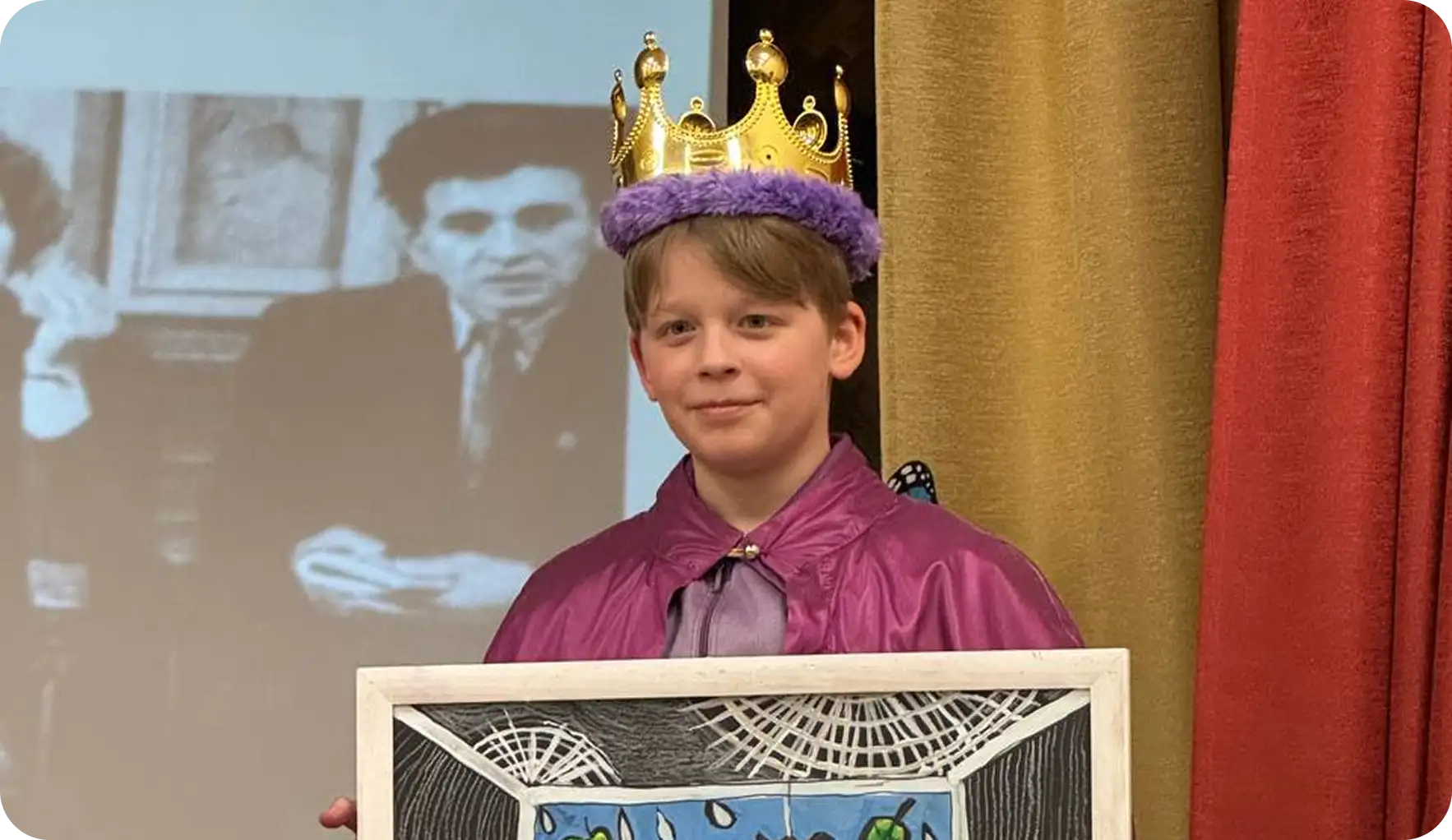 Творчість і шкільні події дітей в умовах війни Хлопчик у костюмі з короною під час шкільного виступу – дитинство попри війну