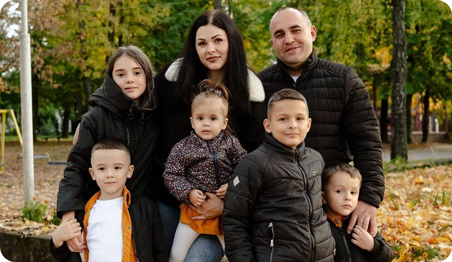 Життя українських сімей в умовах повномасштабної війни Сім’я з дітьми в осінньому парку – українські родини під час війни