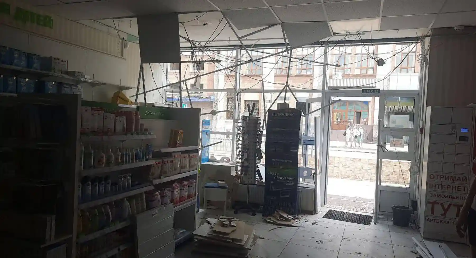 Зруйноване приміщення аптеки після обстрілу вибиті вікна та пошкоджена стеля