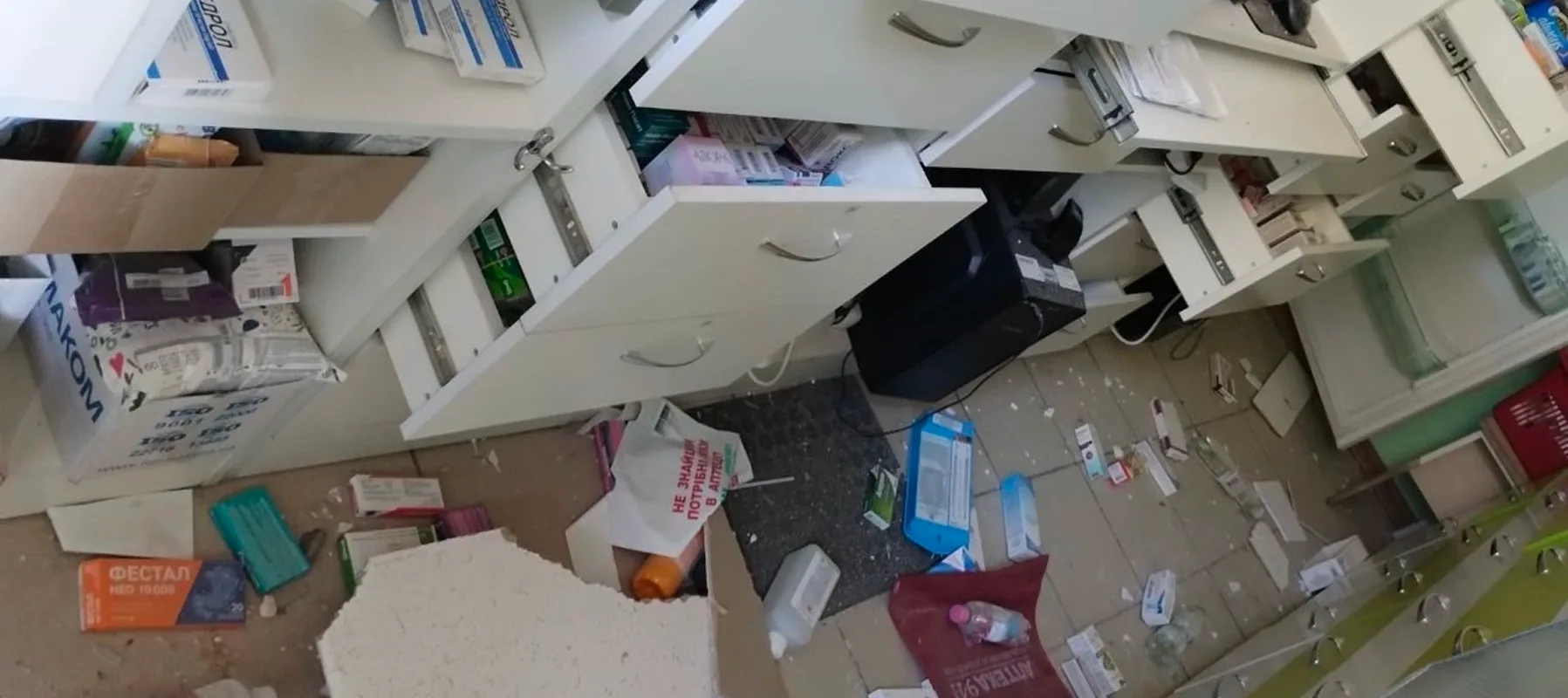 Пограбована аптека під час окупації пошкоджені меблі та розкидані медикаменти