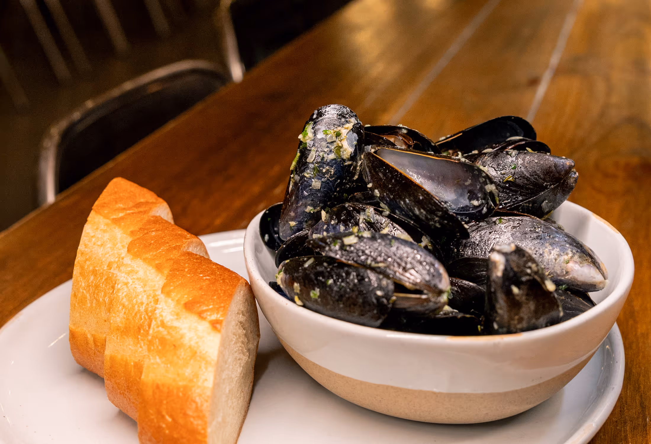 Bowl of mussels with sliced bread
