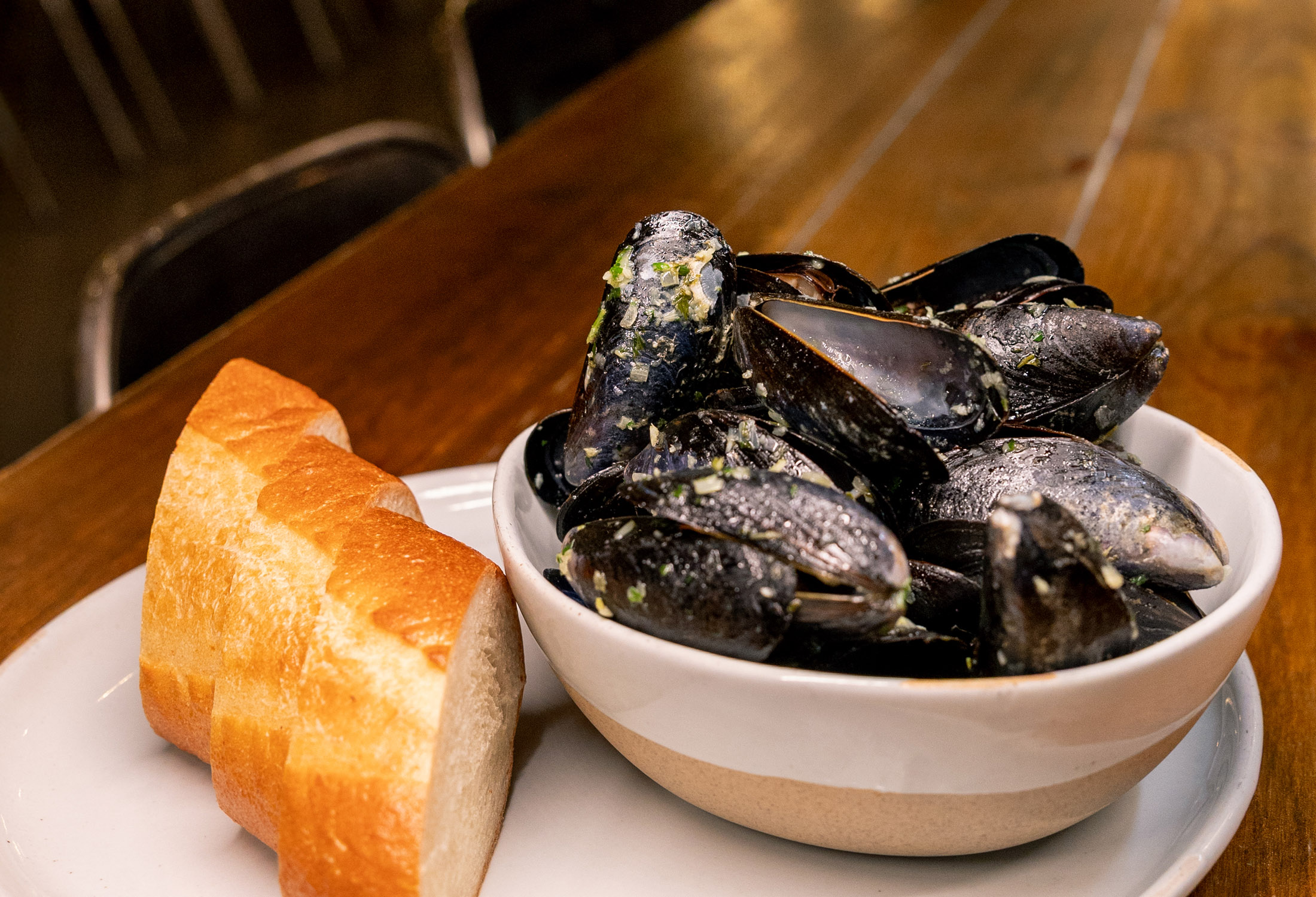 Bowl of mussels with sliced bread