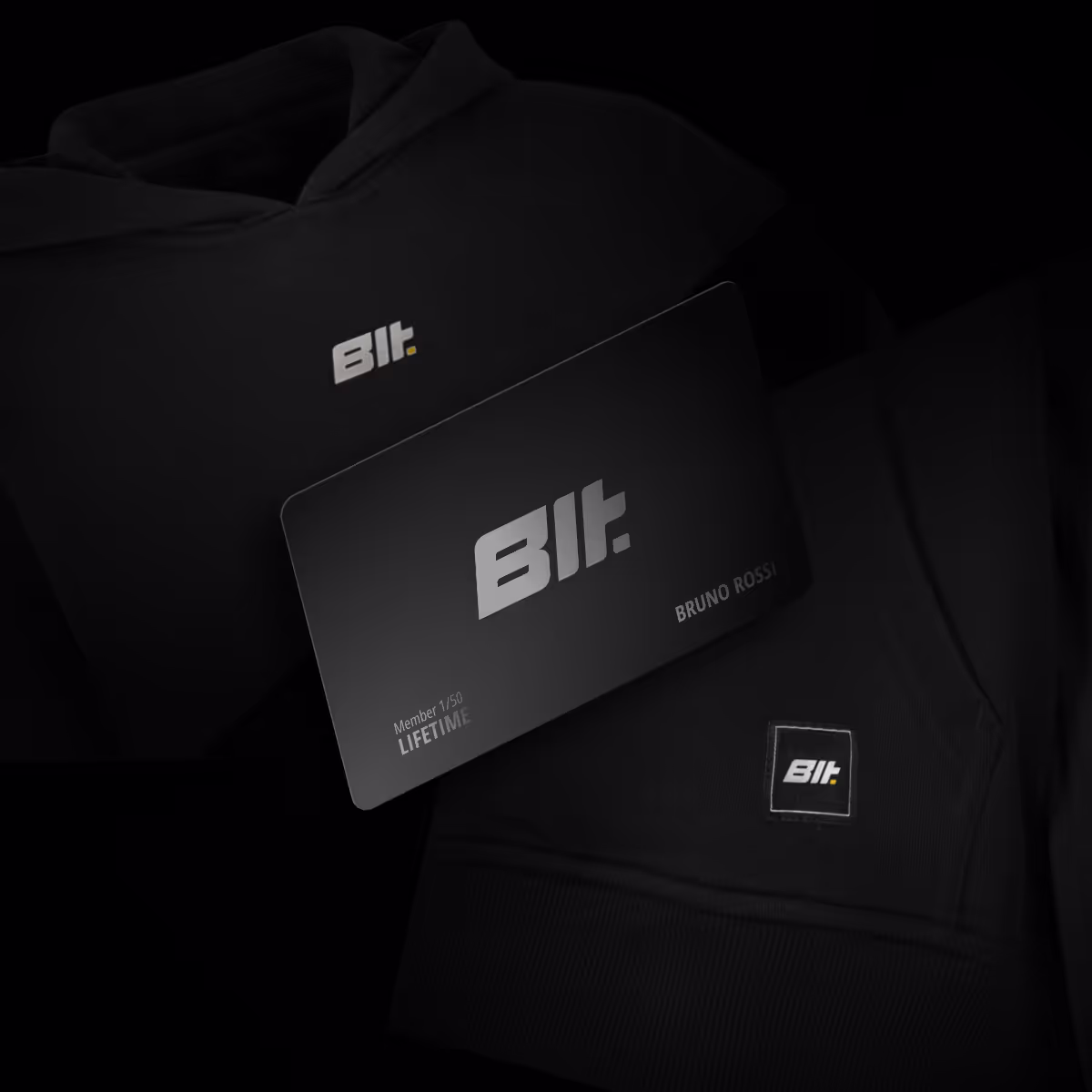 immagine contenuto welcome kit promozione black friday Builtdifferent. Mostra la felpa, la borraccia, la box e l'abbonamento lifetime a Builtdiffferent