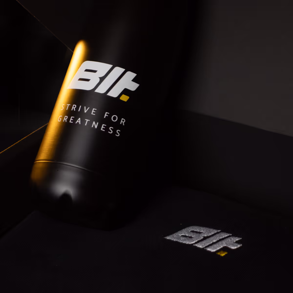 immagine contenuto welcome kit promozione black friday Builtdifferent. Mostra la felpa, la borraccia, la box e l'abbonamento lifetime a Builtdiffferent