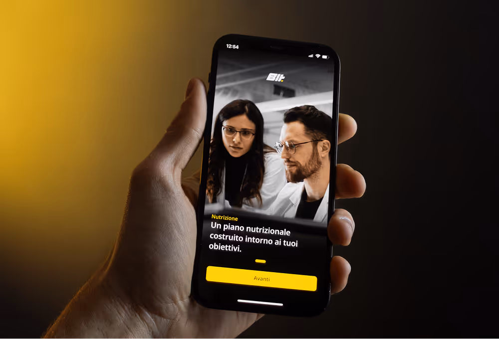 foto di una mano che regge un telefono con aperta l'app di Builtdifferent