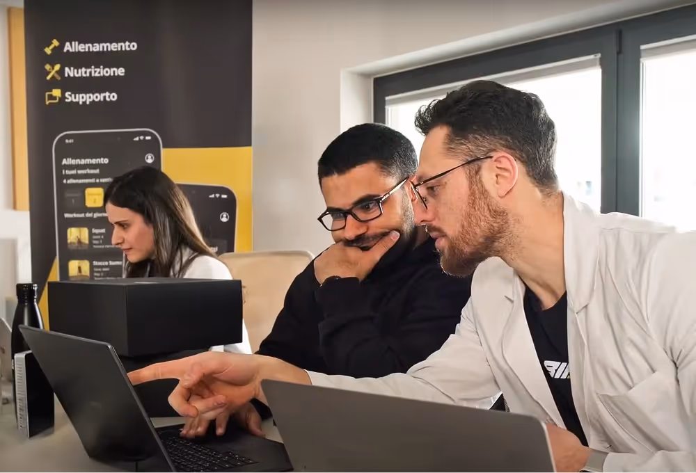 foto del coach e nutrizionista Builtdifferent che lavorano al computer analizzando i risultati di un cliente